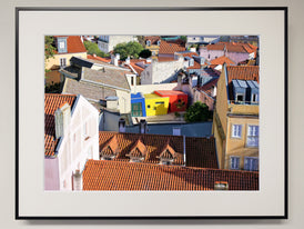 囲まれる小さな家