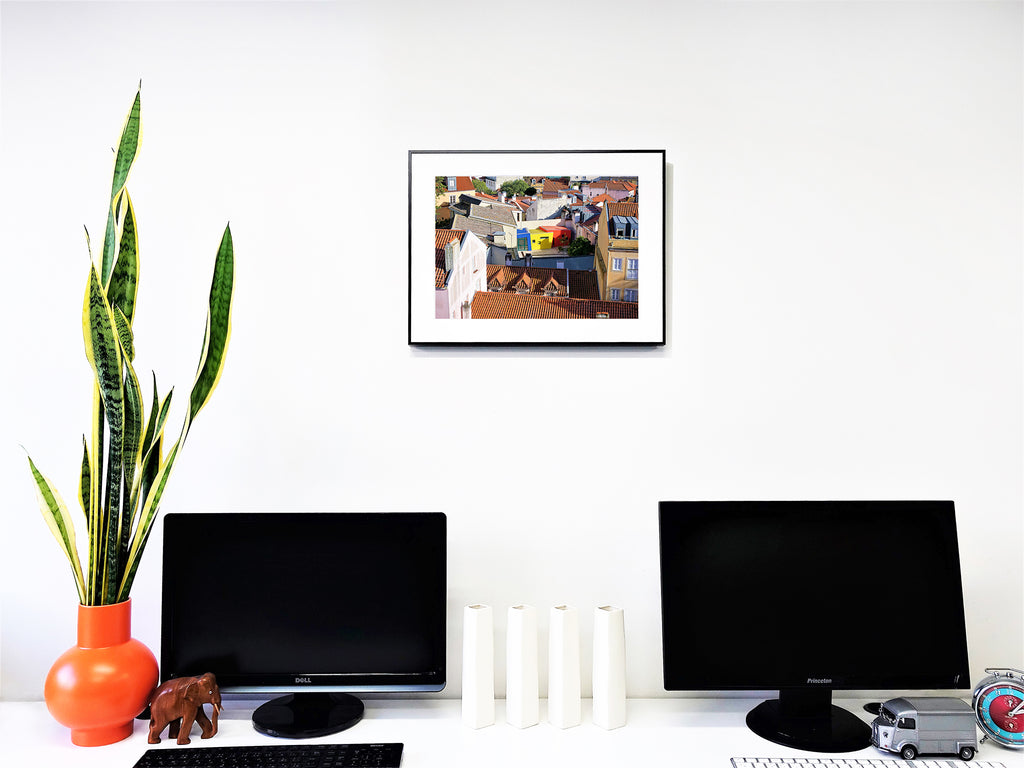 囲まれる小さな家